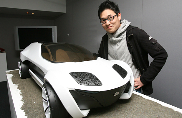 Jae Hoon Lee bên cạnh mô hình Hyundai Exodus do chính tay anh thiết kế.