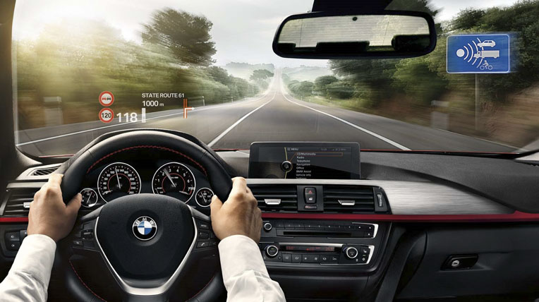 BMW là hãng xe tiên phong với công nghệ màn hình hiển thị kính lái Head-up Display (HUD)