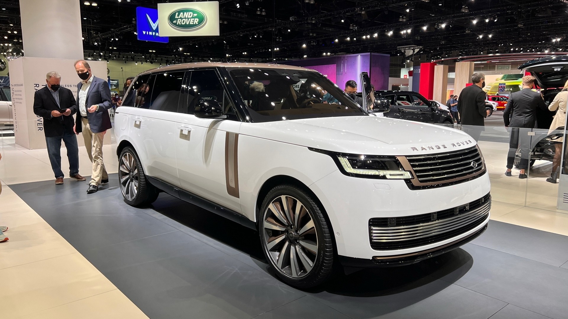 Hình ảnh thực tế của Range Rover 2022 tại triển lãm ô tô LA Auto Show 2021.