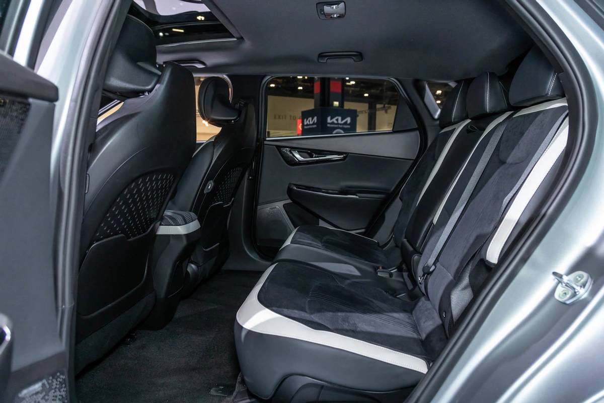 kia-ev6-2022-20-backseat--interior