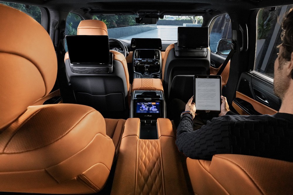 Lexus LX 600 2022 bản Executive có màn hình giải trí dành cho hành khách phía sau