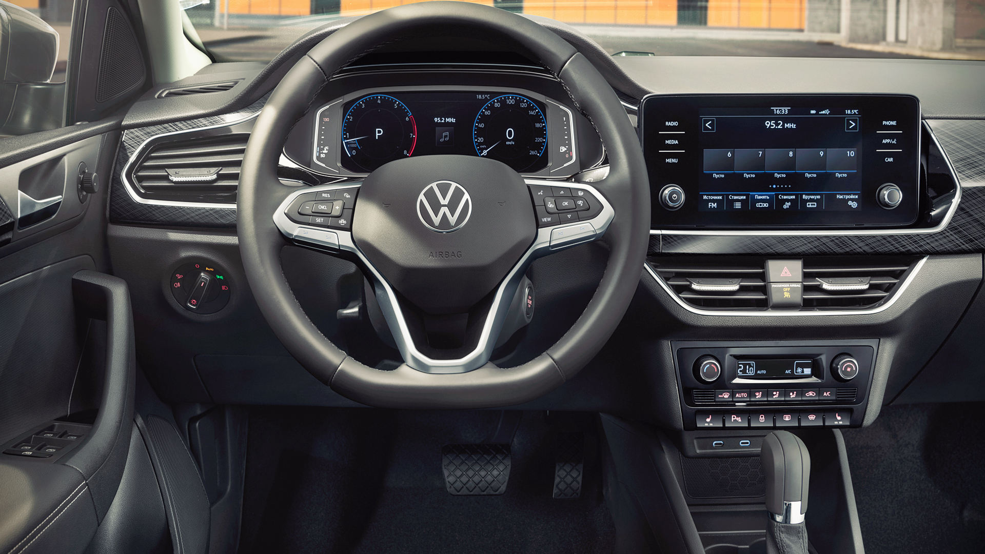 tien-nghi-Volkswagen-Polo-Sedan-2020