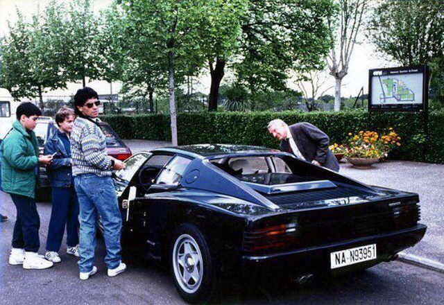 Maradona yêu cầu Ferrari sơn màu đen cho chiếc Testarossa của mình và kết quả là chiếc Testarossa rời nhà máy với màu mới