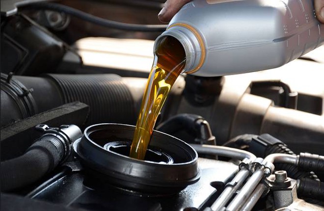 Thay dầu bôi trơn cho xe cũng là một trong những việc chủ xe cần làm khi mang xe đi bảo dưỡng cuối năm