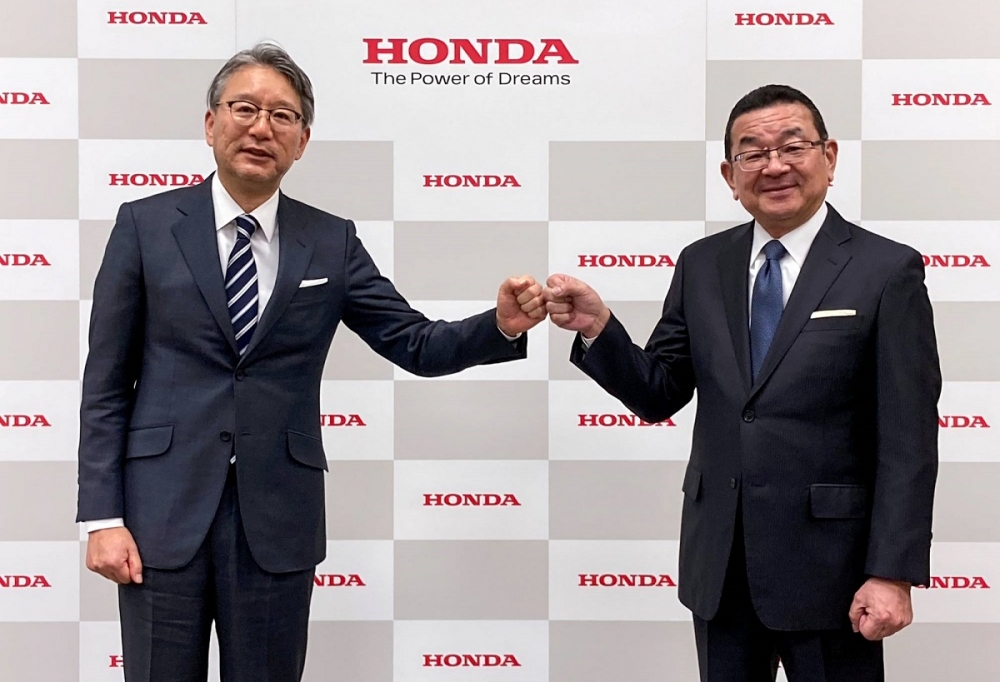 Tân CEO Honda Nhật Bản ông Mibe (bên trái) và cựu CEO ông Hachigo (bên phải)