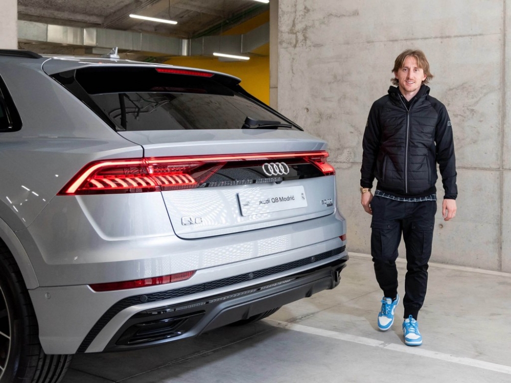 Modric sánh bước bên chiếc Audi Q8