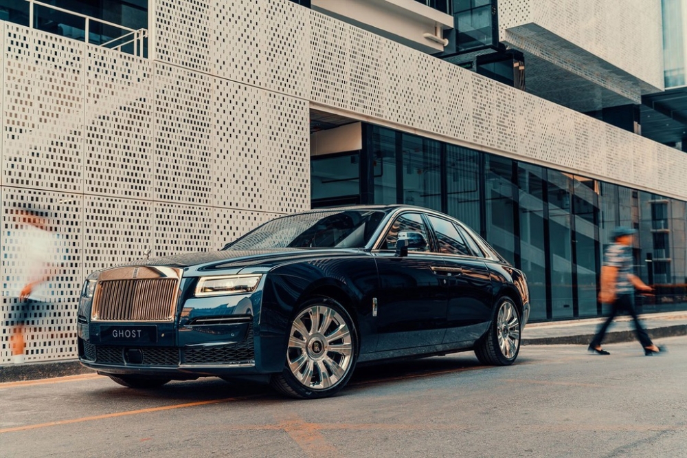 Rolls-Royce Ghost: Rolls-Royce Ghost là một biểu tượng của sang trọng và đẳng cấp. Với động cơ mạnh mẽ và thiết kế tinh tế, ảnh về chiếc xe này sẽ mang đến cho bạn một trải nghiệm thú vị và đầy ấn tượng.