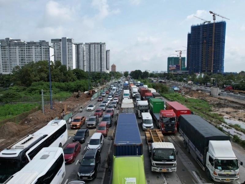 <em>Tuyến cao tốc đông phương tiện trong mùa du lịch, làm tăng nguy cơ va chạm và va quẹt</em> 