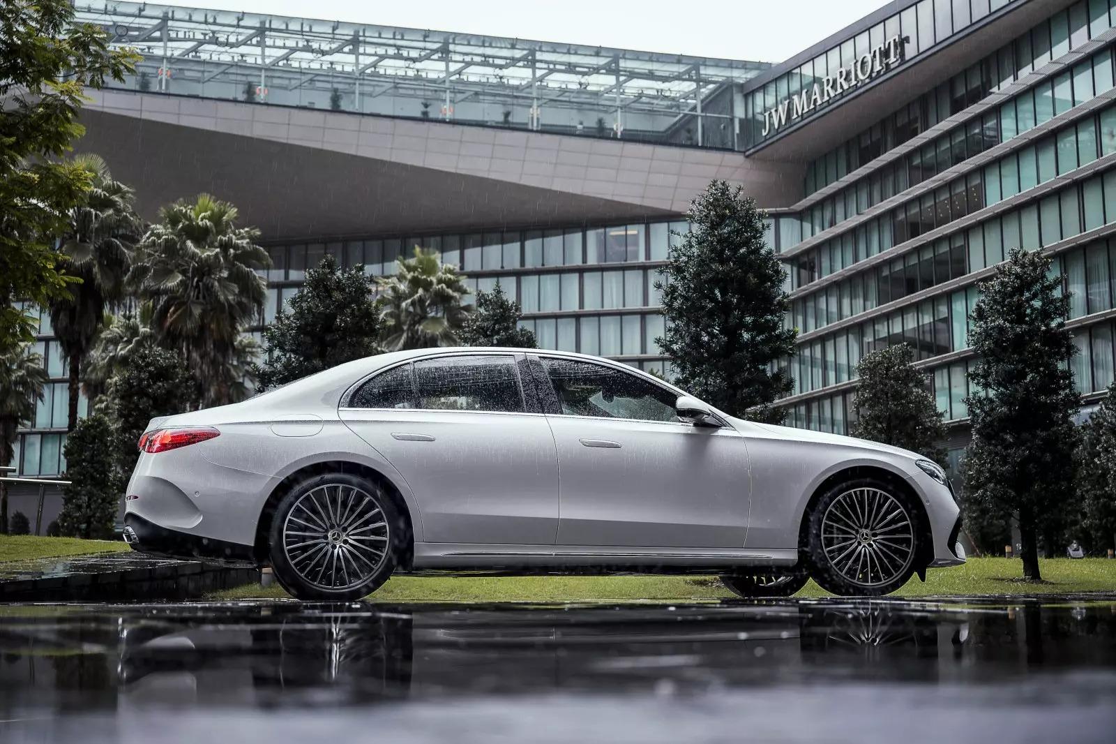 Mercedes-Benz E 300 AMG mới: Thêm 300 triệu có thật sự đáng tiền?