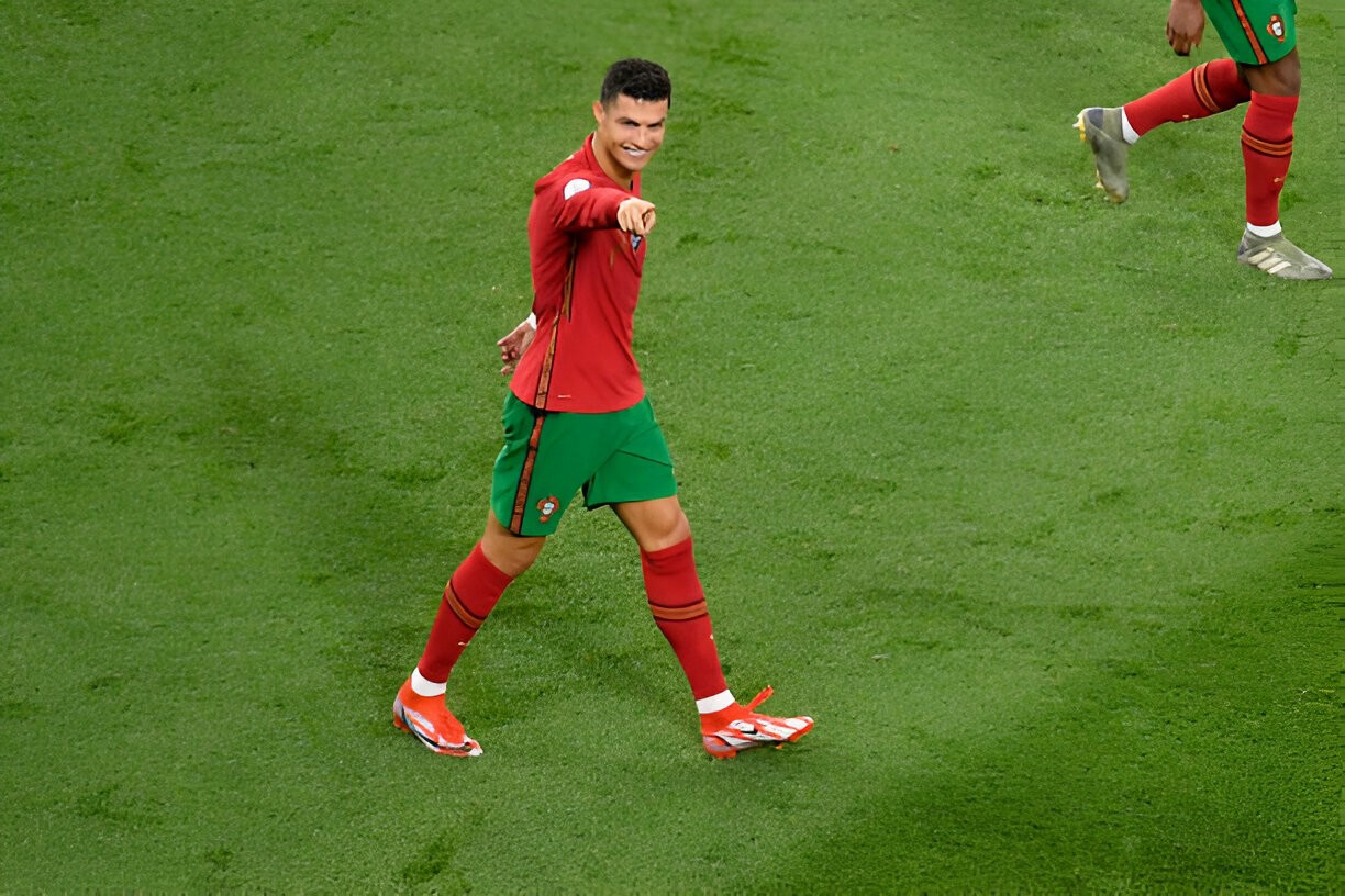 Ronaldo gánh vác trọng trách trên hàng công ĐT Bồ Đào Nha. Ảnh: Getty