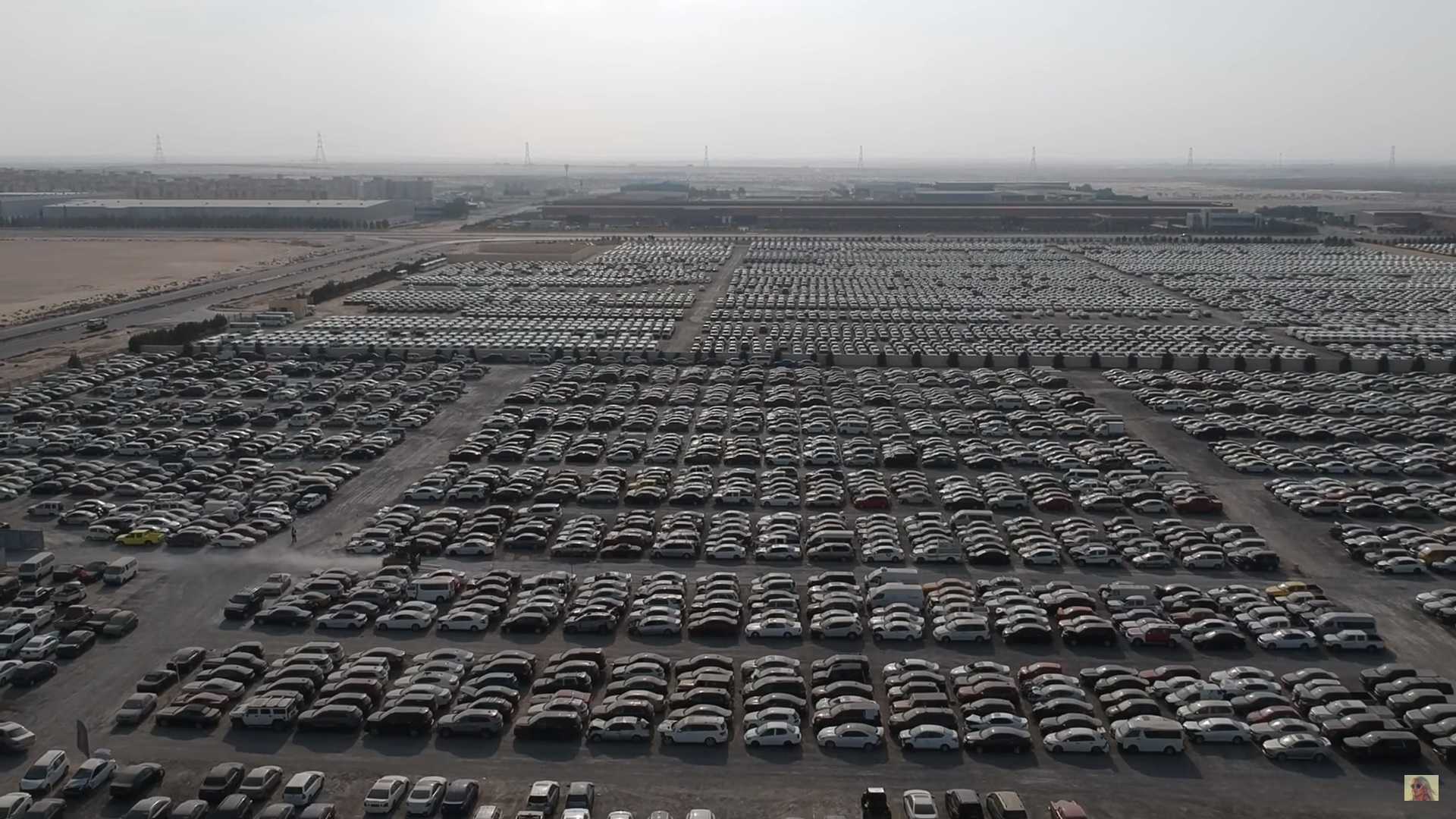Bãi tập kết siêu xe bỏ hoang tại Dubai