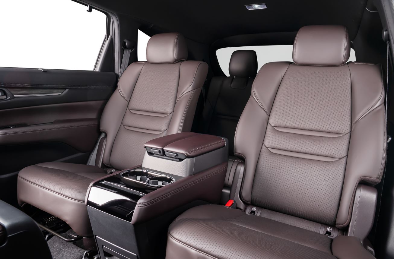 Điểm đáng giá trong lần nâng cấp này chính ở phiên bản Premium AWD 6 chỗ với hàng ghế sau dạng thương gia. Ở chính giữa hàng ghế sau có bệ tì tay, khay đựng cốc, cổng sạc và tính năng sưởi ghế như xe sang.
