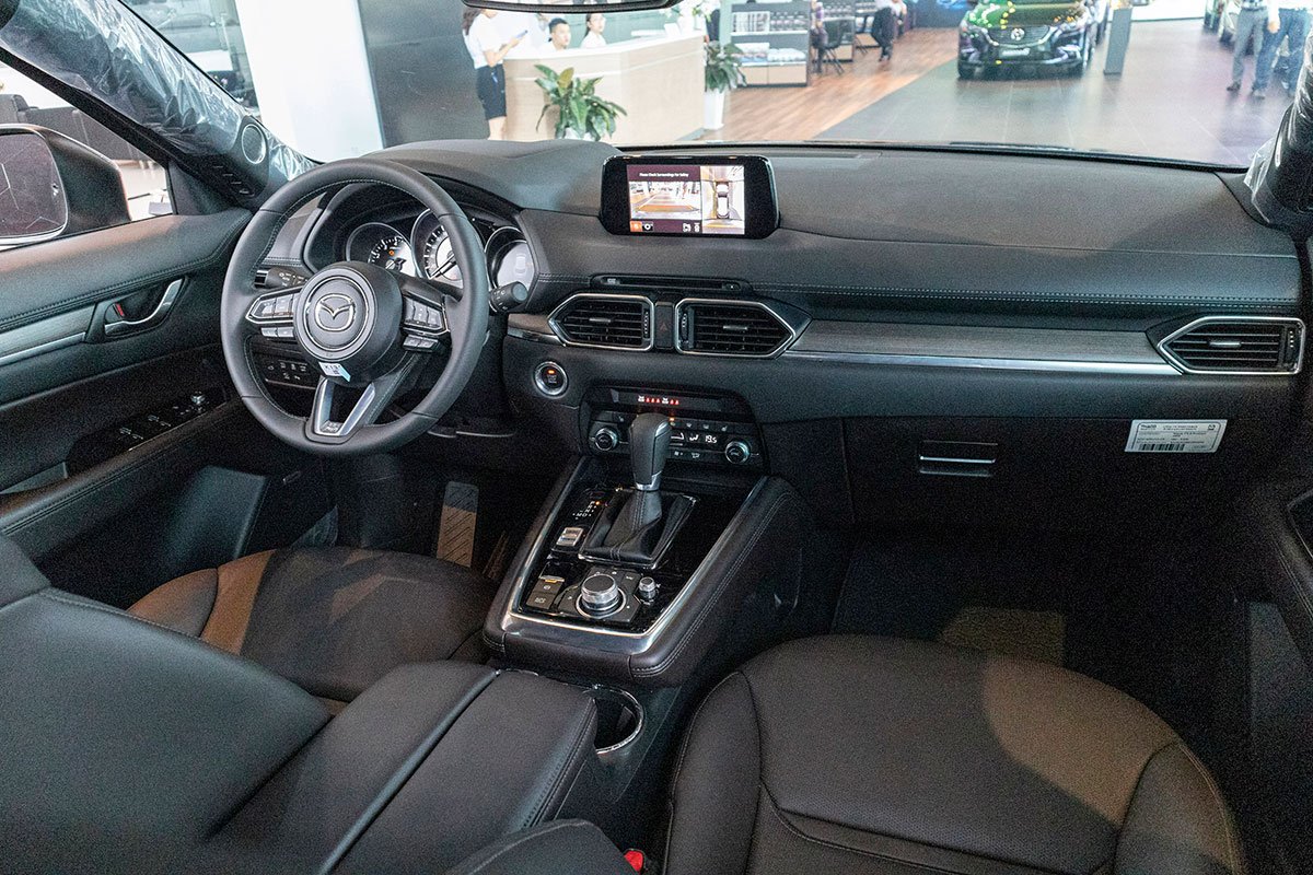 Khoang lái Mazda CX-8 2019