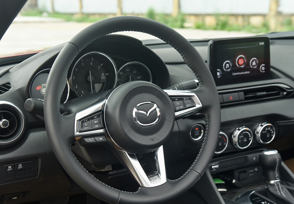 Dòng Mazda mui trần 2 chỗ được nhà sản xuất trang bị màn hình hiển thị TFT, vô lăng nhỏ, vững chắc, kiểu dáng thể thao, mạnh mẽ và có thể điều chỉnh 4 hướng linh hoạt.
