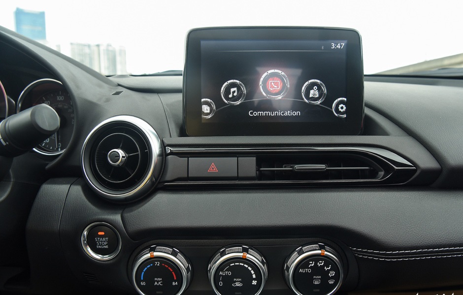 Mazda MX-5 trang bị màn hình cảm ứng 7 inch cùng dàn âm thanh Bose 9 loa