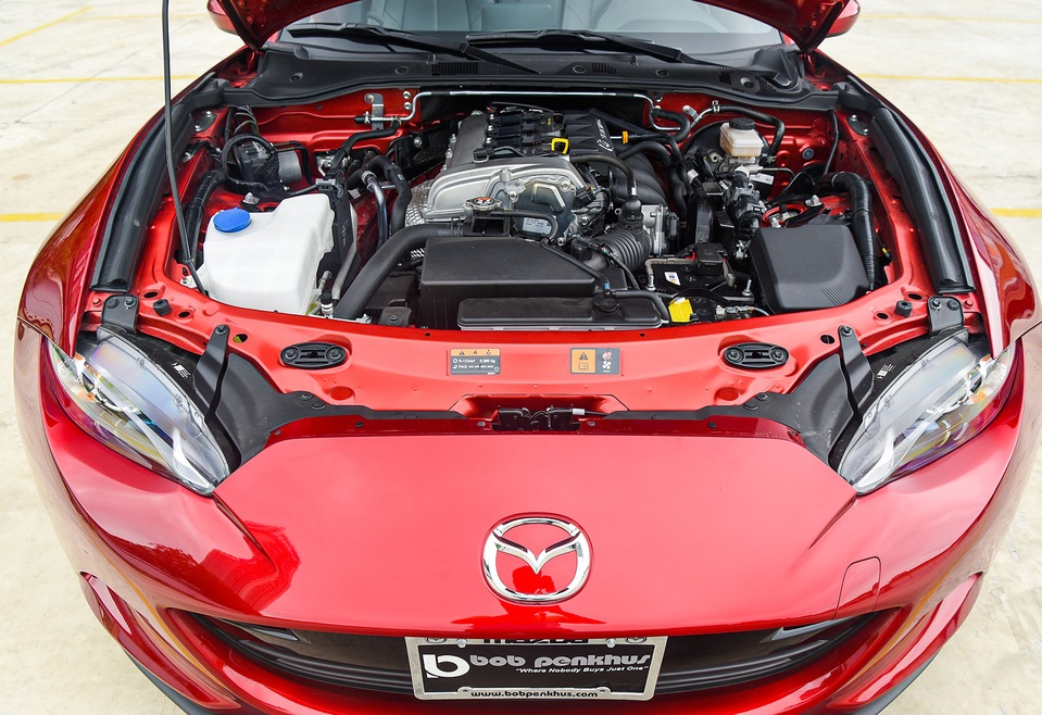 Với sức mạnh động cơ lên đến 181HP cao hơn phiên bản cũ đến gần 30HP đã tạo sự mạnh mẽ vượt trội của Mazda MX-5 bản nâng cấp.