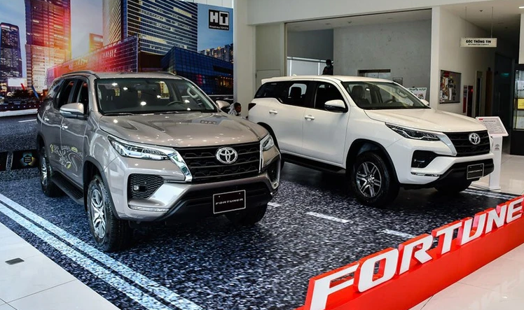 toyota-fortuner-2.8-AT-4x4-01