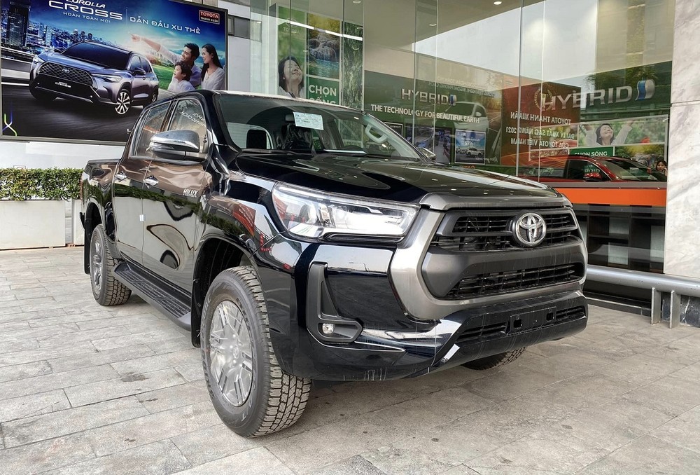 can-canh-toyota-hilux-2023-tai-cac-dai-ly-01