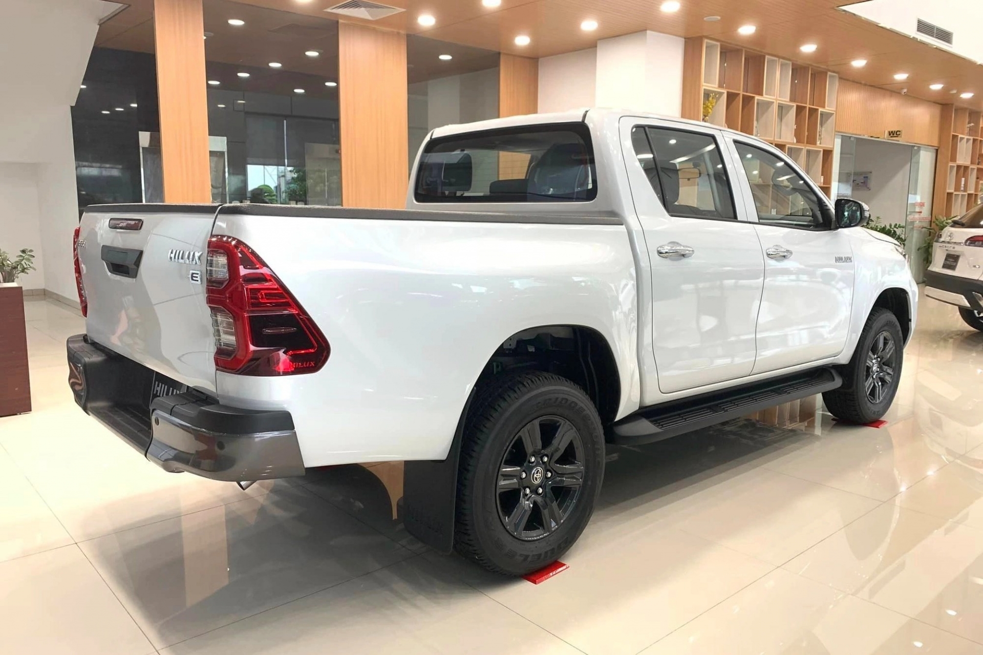 can-canh-toyota-hilux-2023-tai-cac-dai-ly-11