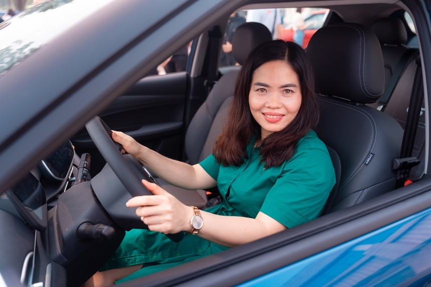 Chị Nguyễn Thị Thu Hương hào hứng khi nhận xe