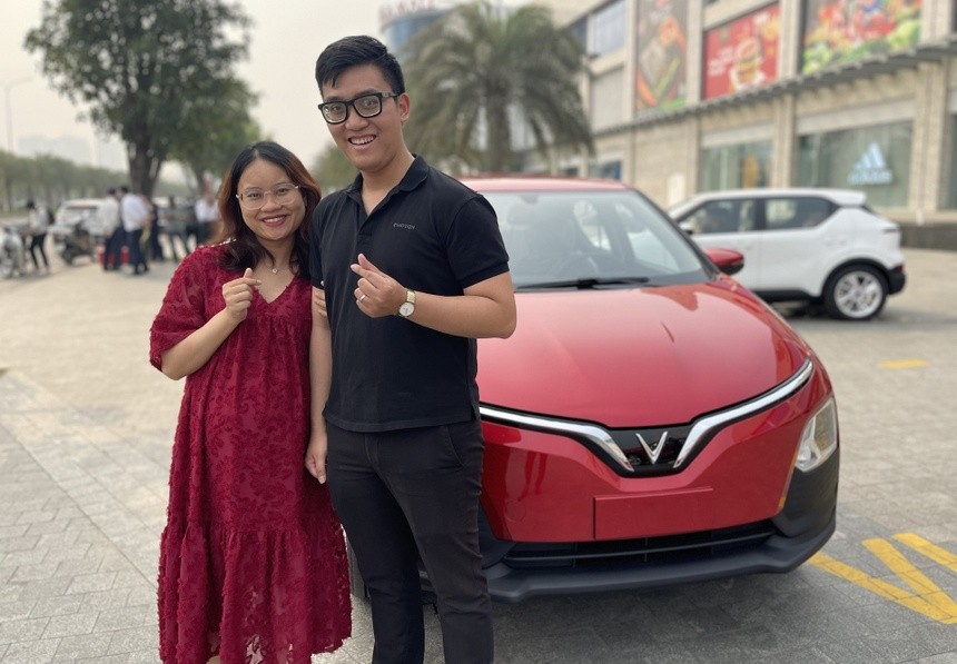 Vợ chồng anh Hải Minh cùng nhau đi nhận xe vào sáng 21/4