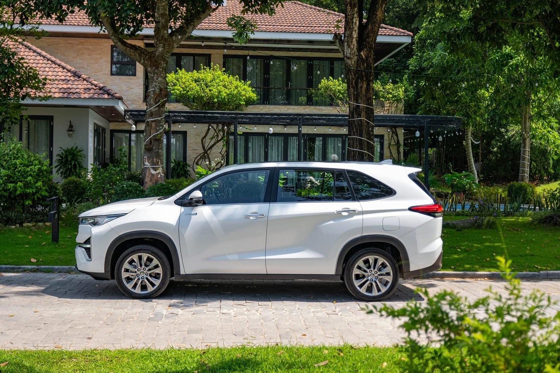 toyota-innova-2023-10