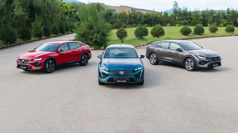Peugeot 408 có 3 phiên bản là Allure (màu xám), Premium (màu đỏ) và GT (màu xanh)