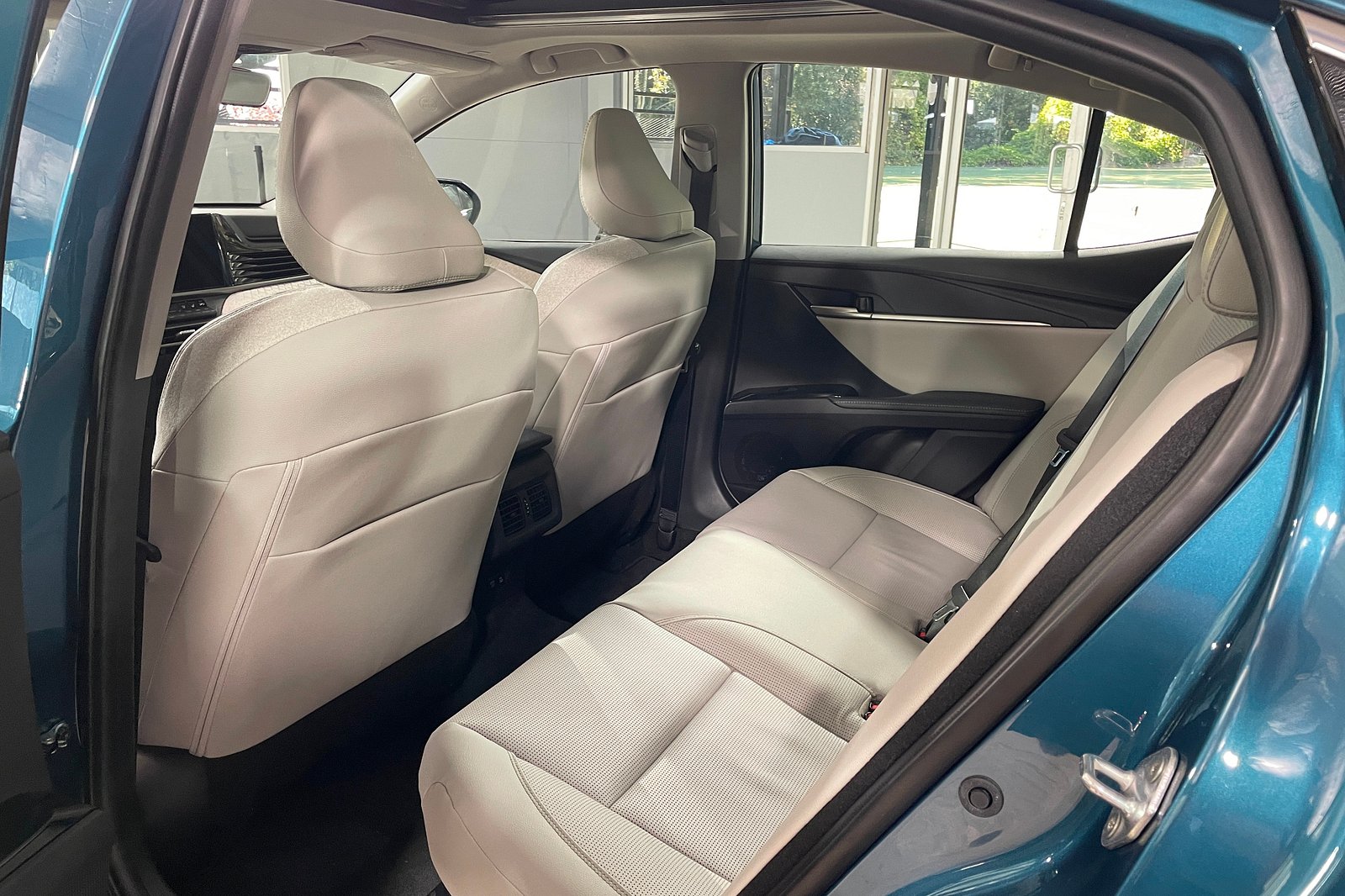 Hệ thống ghế ngồi của Toyota Camry 2025 cũng được nâng cấp với vóc dáng thể thao hơn và có đục lỗ thông khí.