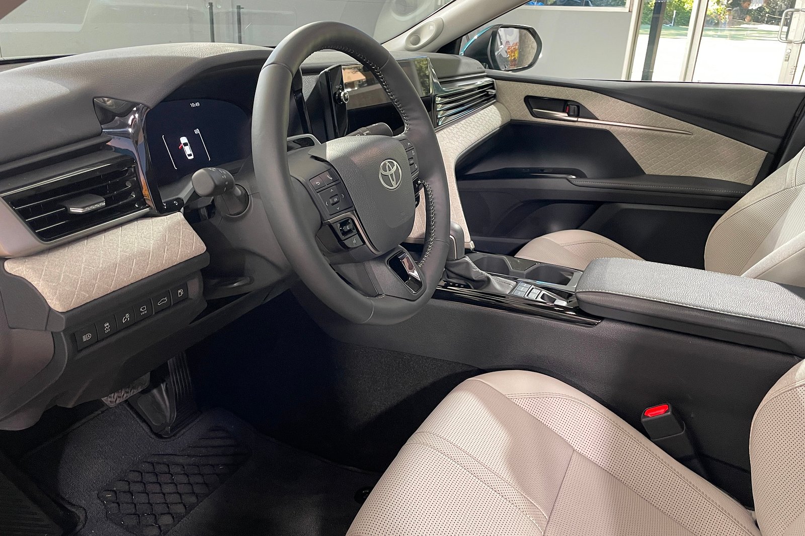 Khoang lái tổng thể nay hiện đại, rành mạch và gọn gàng với các bề mặt được tách biệt rõ ràng. Bảng táp-lô, táp-bi của Toyota Camry 2025 đã được phủ lớp da, da lộn cao cấp.