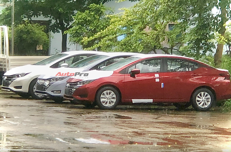 3 chiếc Nissan Almera 2024 trong trung tâm kiểm định khí thải. Ảnh: Autopro