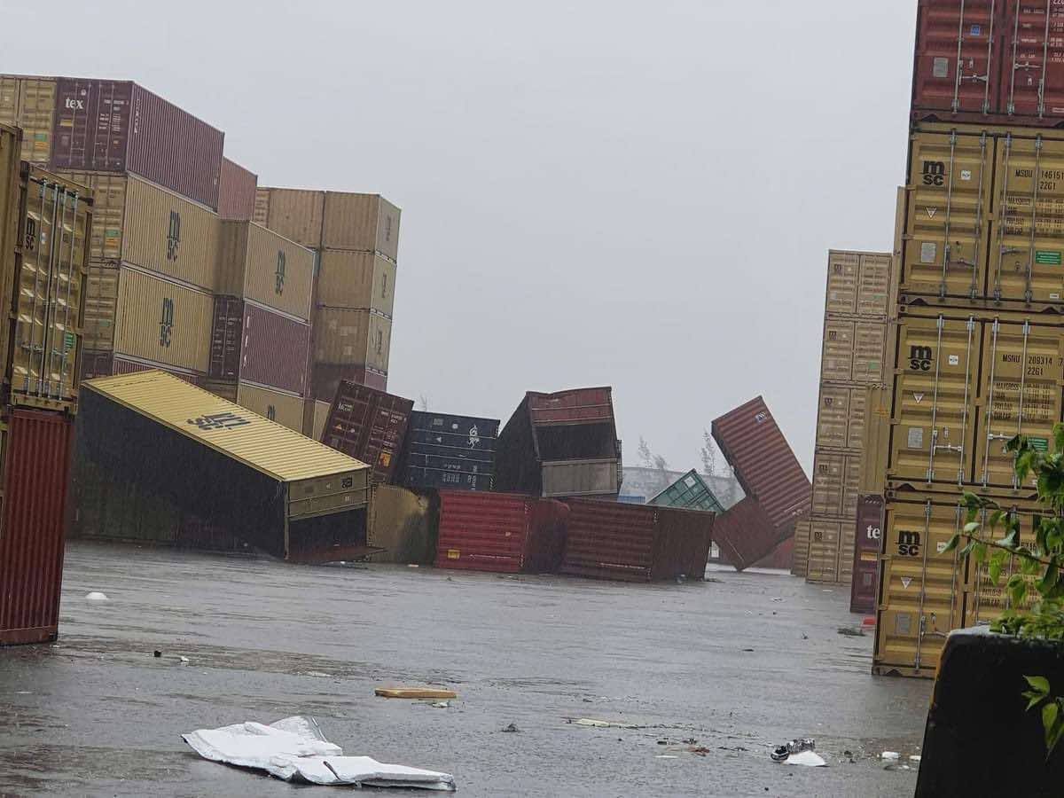 Hàng loạt container rơi đổ tại Hải Phòng