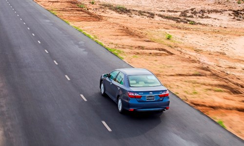 Toyota_Camry_2.0E_10