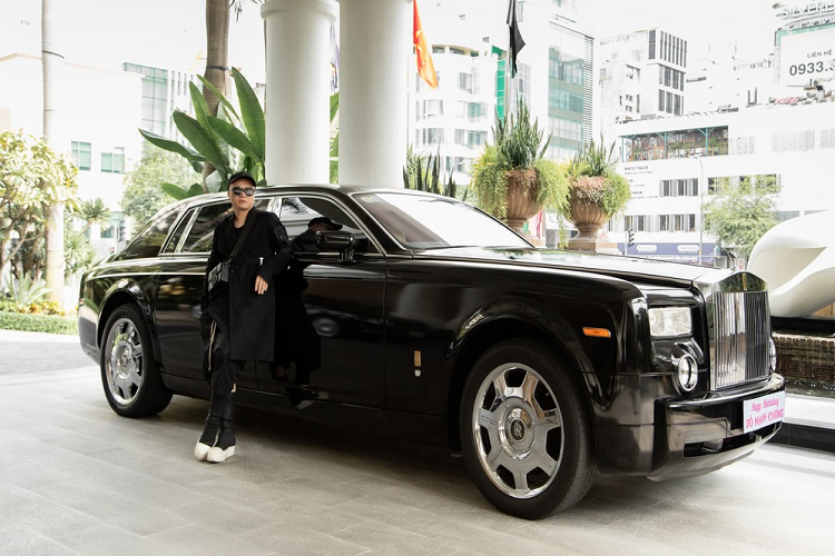 Đô Mạnh Cường diện outfit đen tone-sur-tone cùng Rolls-Royce Phantom
