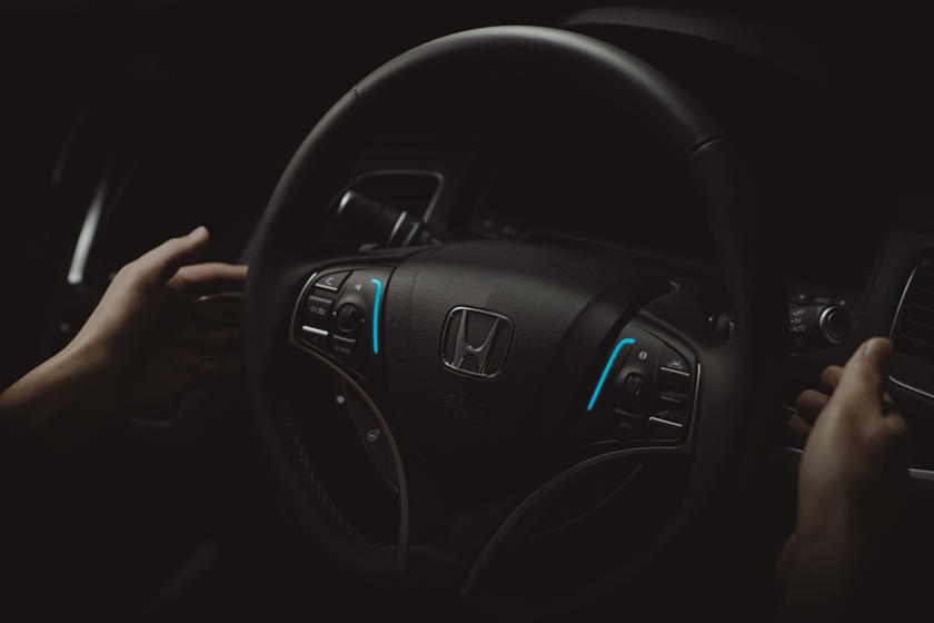 Vô-lăng của Honda Legend Hybrid EX cũng sở hữu chi tiết làm xanh dương như một dấu hiệu nhận biết Honda Sensing Elite