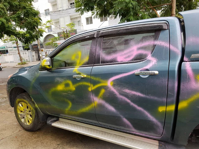 Một chiếc Mazda BT-50 bị xịt sơn trên địa bàn thành phố Đà Nẵng