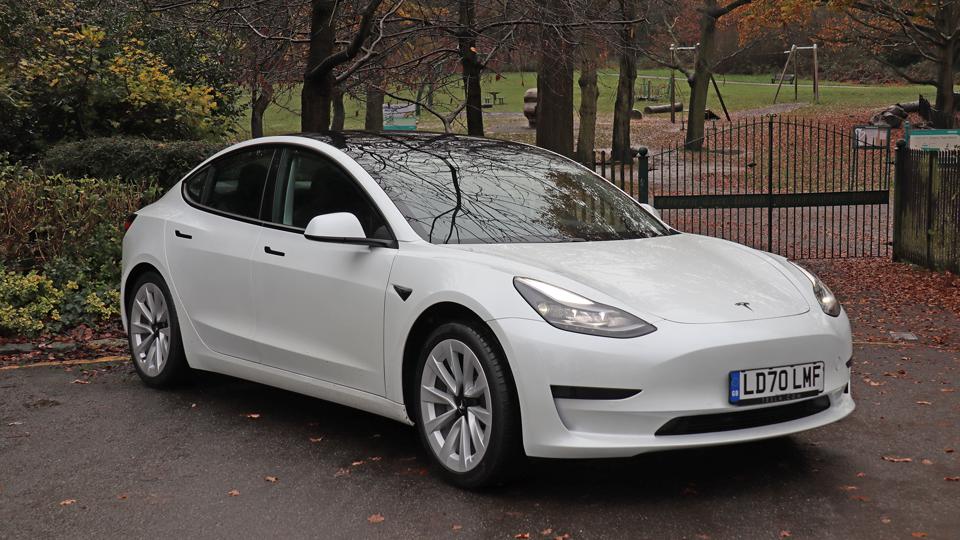 Tesla Model 3 - Mẫu xe điện bán chạy nhất thế giới