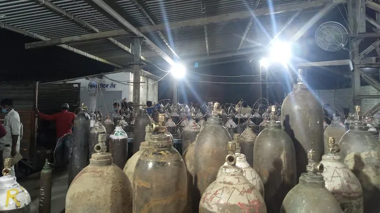 Các bình ô-xy chờ bơm đầy trong nhà máy của anh Manoj
