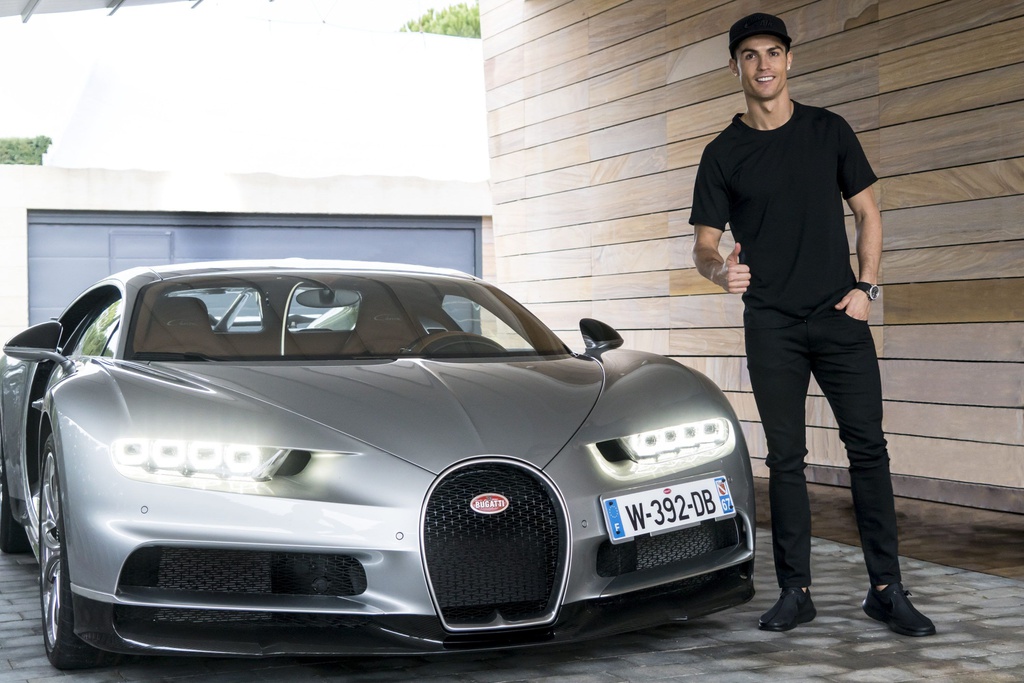 CR7 khoe dáng cạnh Bugatti Chiron trị giá 2,9 triệu USD