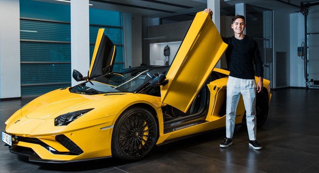 Paulo Dybala tạo dáng bến xế khủng Lamborghini Aventador S Roadster