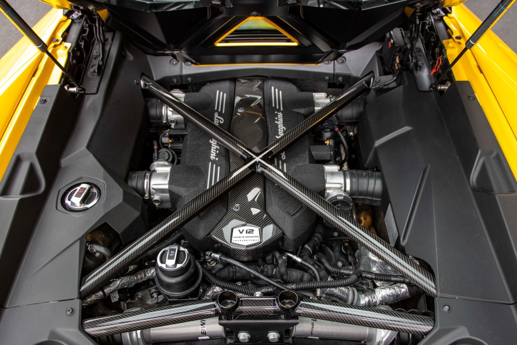 Động cơ V12 được trang bị trên Lamborghini Aventador S Roadster