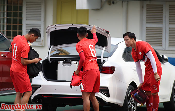 Trung vệ Quế Ngọc Hải đưa đồng đội đến sân tập sớm bằng xe cá nhân