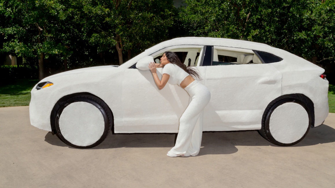 Kim Kardashian khoe dáng bên siêu SUV Lamborghini Urus bọc lông trắng muốt