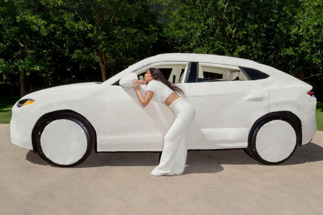 Kim Kardashian khoe dáng bên siêu SUV Lamborghini Urus bọc lông trắng