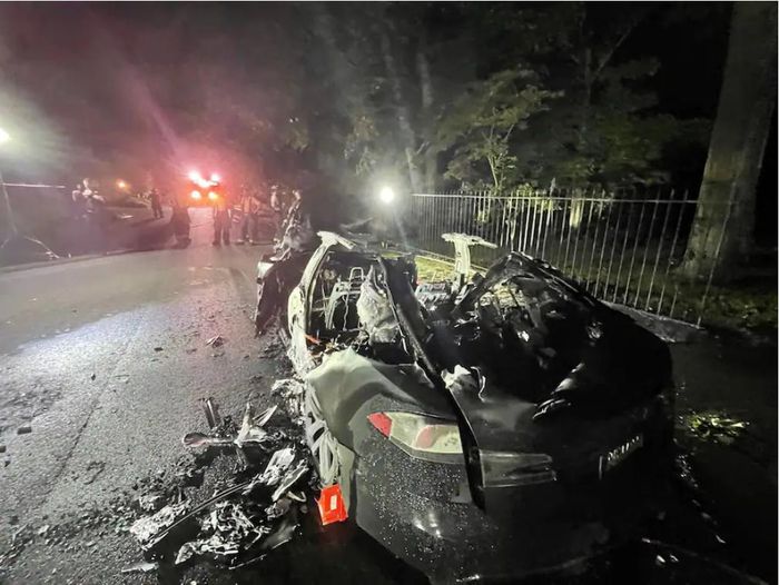 HIện trường vụ cháy chiếc Tesla Model S Plaid (Ảnh: CNBC)