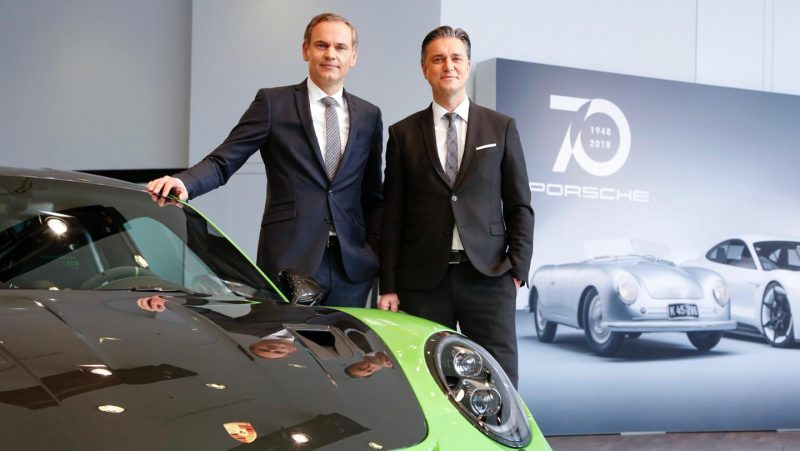CEO Porsche Oliver Blume (trái) và Phó chủ tịch Lutz Meschke (phải)