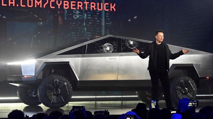 Elon Musk trong buổi giới thiệu Tesla Cybertruck vào năm 2019