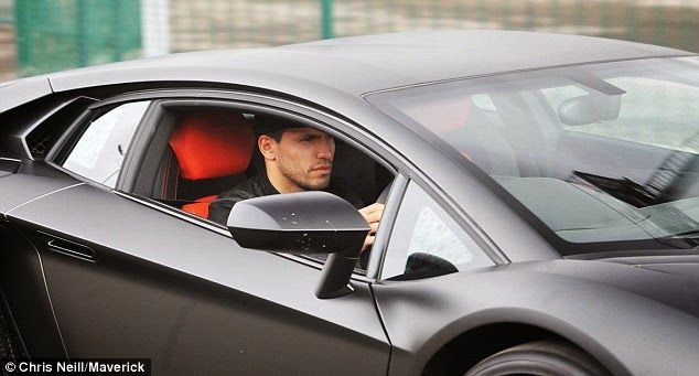 Tiền đạo người Argentina còn sở hữu một chiếc Lamborghini Aventador màu đen nhám