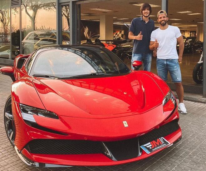 Kun Aguero cùng chiếc Ferrari SF90 Stradale