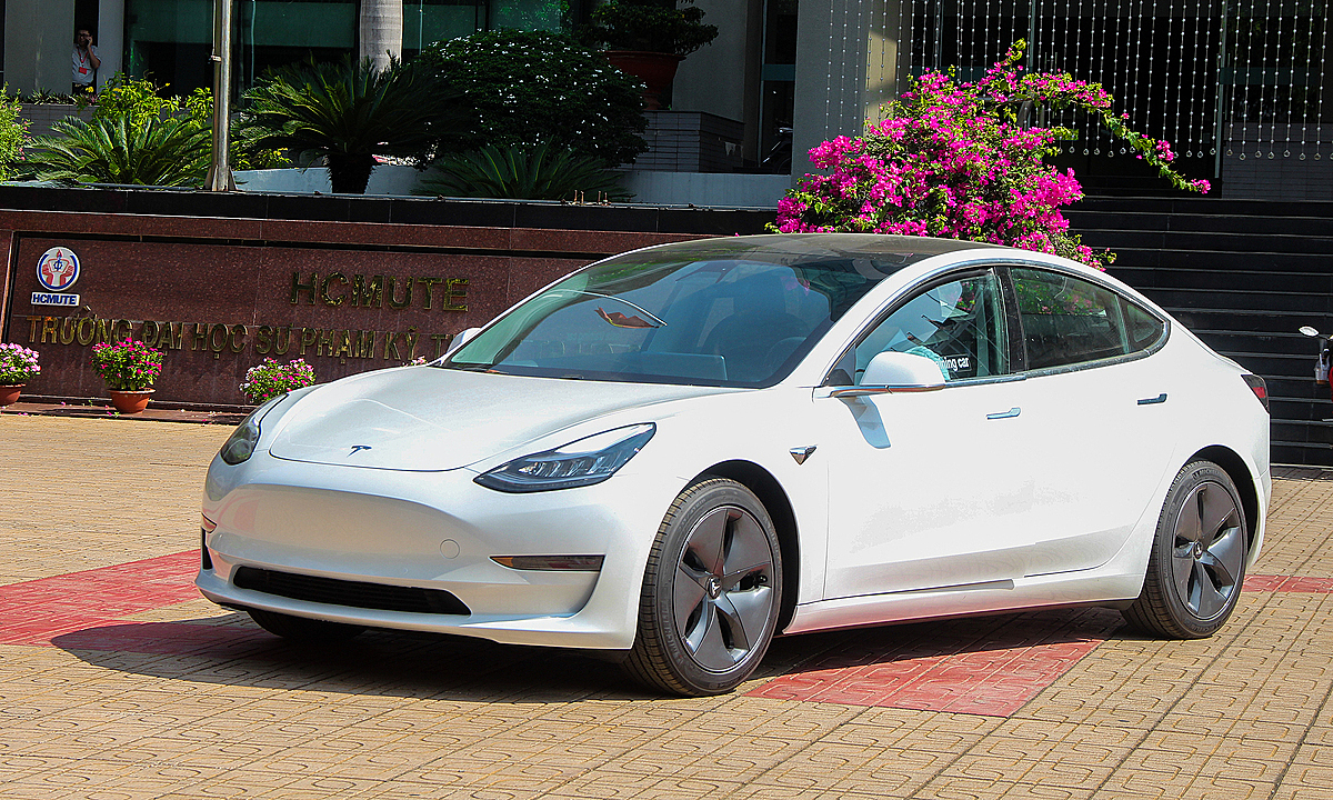 Tesla Model 3 - Mẫu xe điện bán chạy nhất thế giới năm 2020