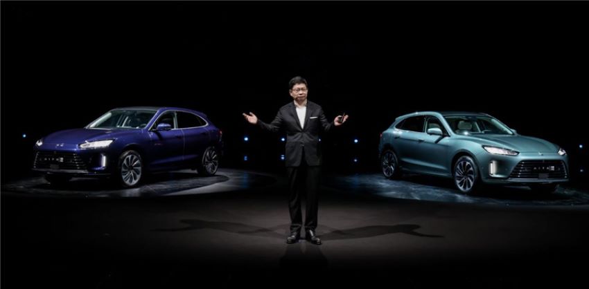 Ông Richard Yu trong buổi giới thiệu mẫu xe điện lai xăng Aito M5